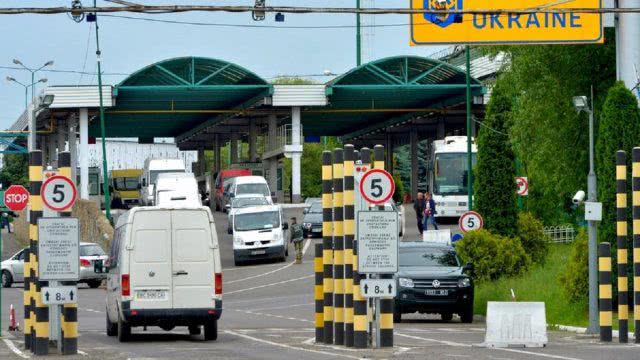 Деньги не пахнут: украинцы, которые едут из Польши, рассказали о "беспределе" на границе
