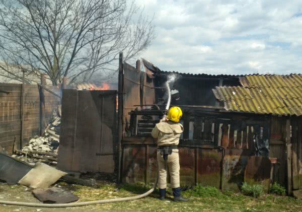 Нижньосірогозькі рятувальники ліквідували пожежу сінника