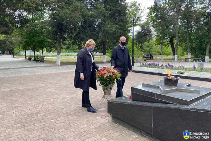 «Временно» демонтированный забор в олешковском парке Славы ничем так и не заменили
