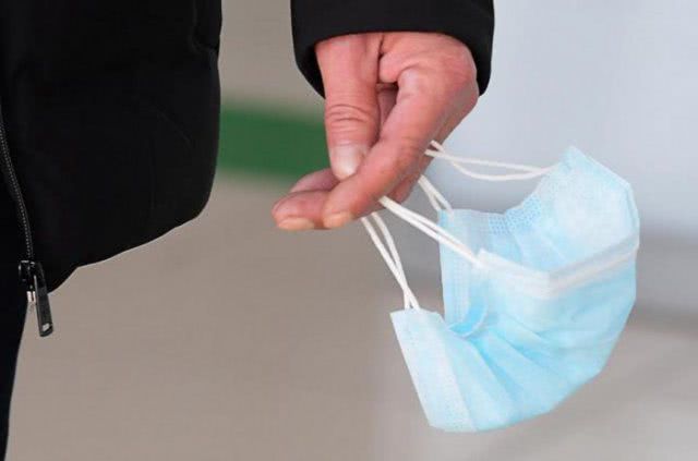 Суд не оштрафовал мужчину, который снял маску, чтобы съесть мороженое