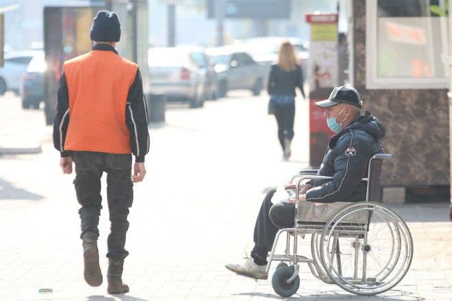 Возросло число украинцев, которым денег хватает только на еду, – опрос