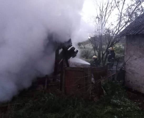 У Каховському районі ліквідовано пожежу надвірної споруди