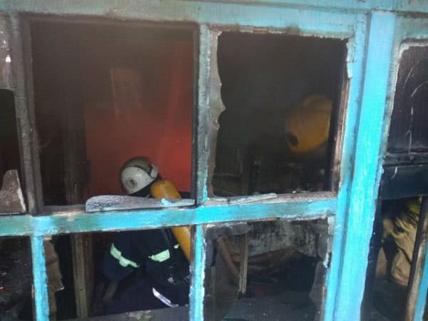 В Геническе горело заброшенное здание