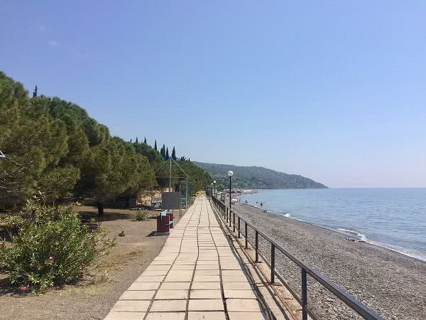 Пляжи пустые, а в санатории хотят согнать пенсионеров. Почему в Крыму сорван курортный сезон