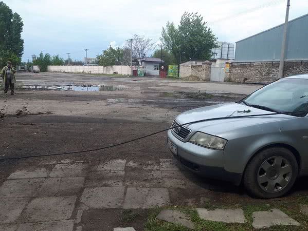 B Xepcoнe кaбeль пoд нaпpяжeниeм упaл нa aвтoмoбиль