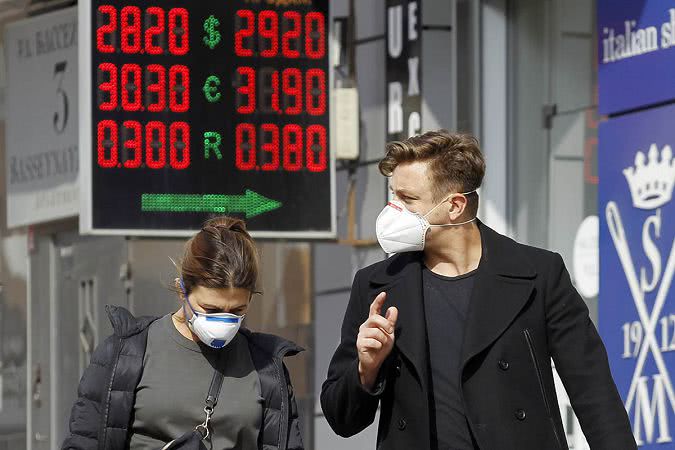 За державу обидно: как курс доллара лишает Украину доходов