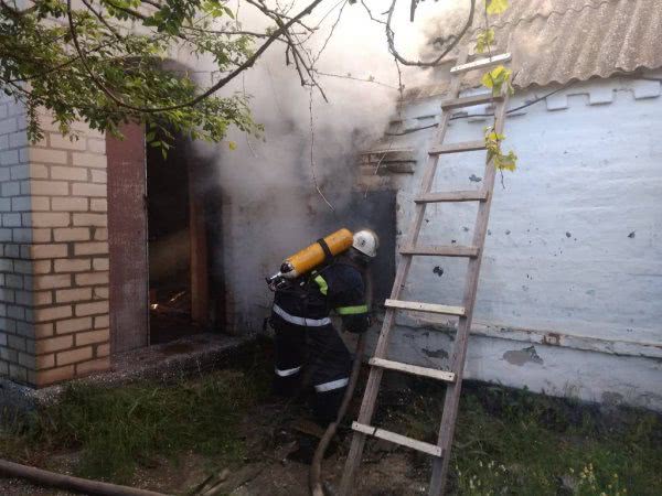 Генічеські рятувальники ліквідували пожежу в покинутому будинку