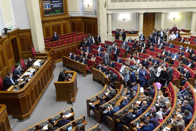 Взламывать двери и врываться к должникам: скандальную правку не убрали из законопроекта о ЖКХ