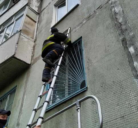 В Херсоне спасли местную жительницу, которая подавала сигналы шторой