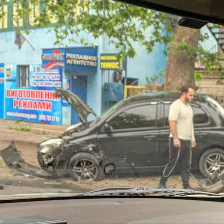 На улице Кулика в Херсоне иномарка врезалась в дерево