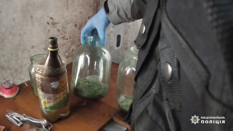 Нa Xepcoнщинe cын oт poдитeлeй нapкoтики пpятaл