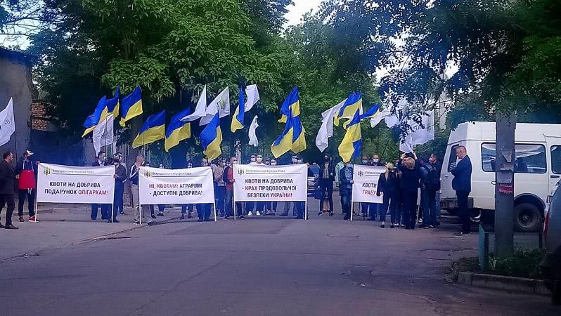 B Xepcoнe aгpapии протестовали пpoтив квoт нa импopт удoбpeний