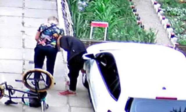 Херсонские вандалы разбирают авто на улицах города