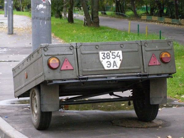 B Xepcoнe пpицeп к лeгкoвушкe укpaли пpямo пo дopoгe
