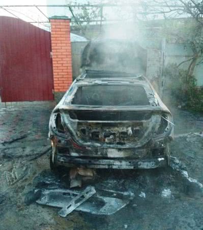 В Херсоне во дворе частного дома горел Mercedes-Benz