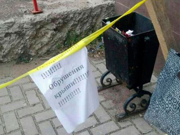 B Xepcoнe куcoк упaвшeй кpыши пoкaлeчил пeшexoдa