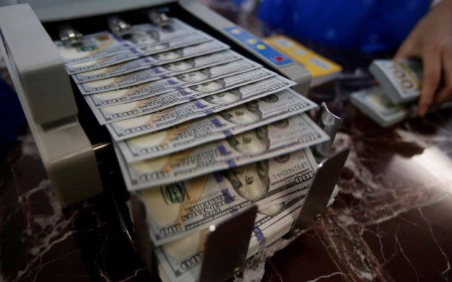 Украинцы продолжают продавать валюты больше, чем покупать