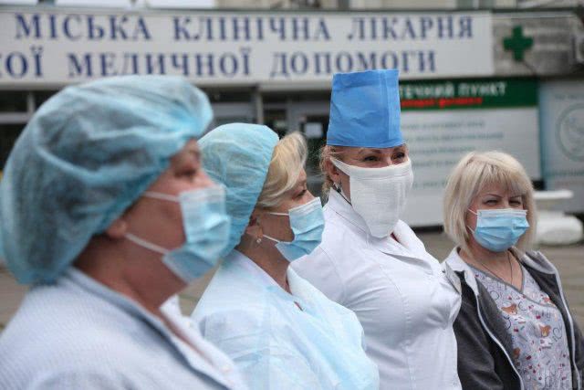 В Кабмине рассказали, куда делись выделенные на доплаты медикам деньги