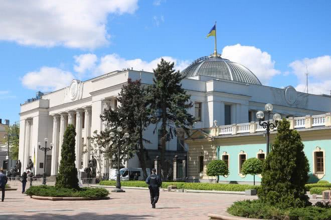Помощь медикам, бизнесу и гражданам. Рада приняла "антикризисный" закон