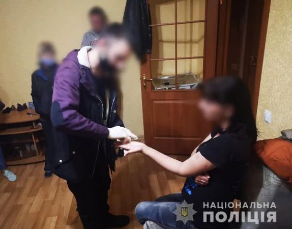 У Херсоні поліцейські викрили звідницю, яка здавала в «оренду» клієнтам подруг-повій