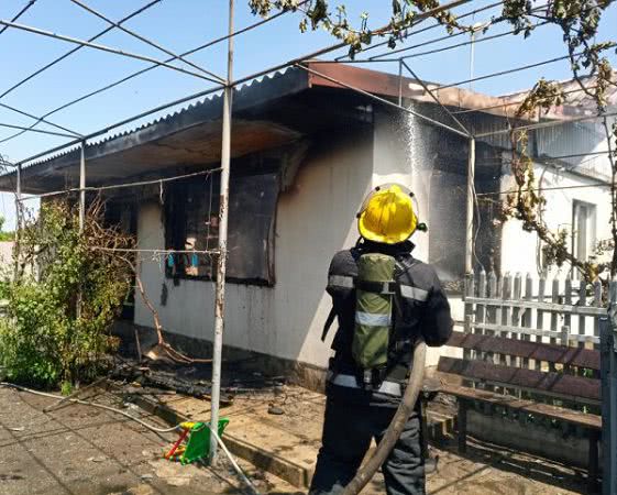 У Каховському районі ліквідовано пожежу приватного будинку