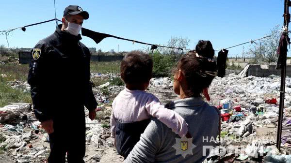 У Херсоні на сміттєзвалищі поліцейські виявили 25 заробітчан із Закарпатської області, серед яких були і діти
