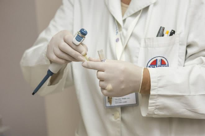 Медикам вернут прежние зарплаты, но только до нового года