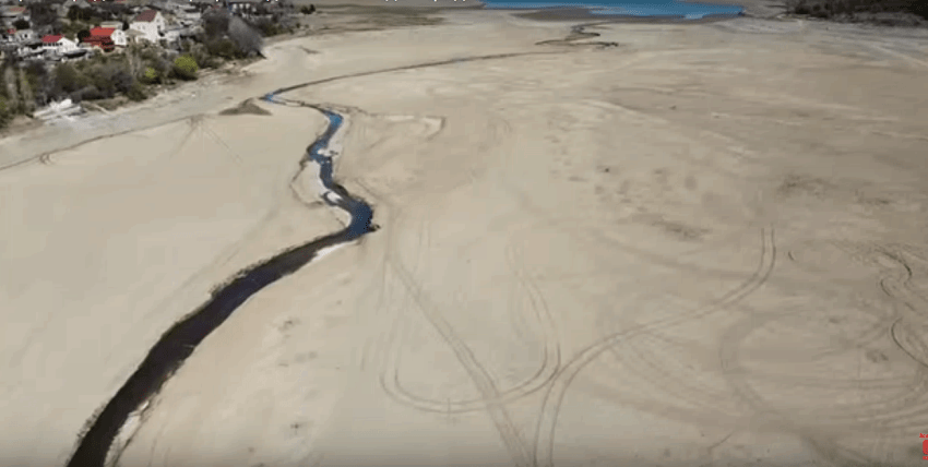 Речка, впадающая в водохранилище, превратилась в ручеек