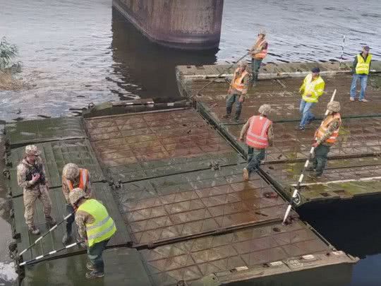 На месте рухнувшего моста под Никополем появилась временная переправа