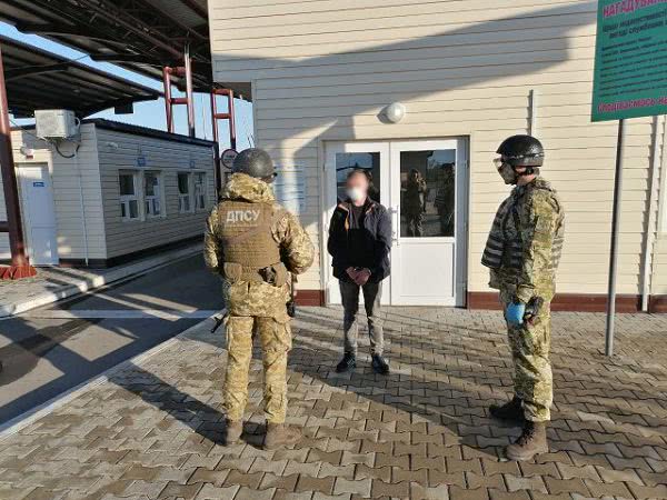 В КПВВ «Каланчак» пограничники обнаружили преступника, которого разыскивала полиция Днепропетровщины