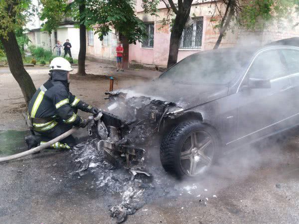 У Херсоні вогнеборці ліквідували пожежу іномарки