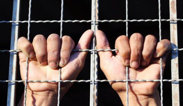 Житель Голопристанского района проведет 6 лет за решеткой за нанесение телесных повреждений, грабеж и кражу
