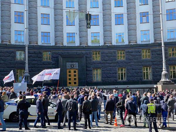 Под Кабмином собралось около сотни человек