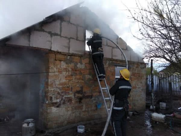 В Каховском районе тушили пожар летней кухни на частном подворье