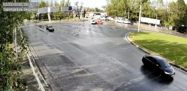 Появилось видео столкновения легковушек в Херсоне на площади Победы