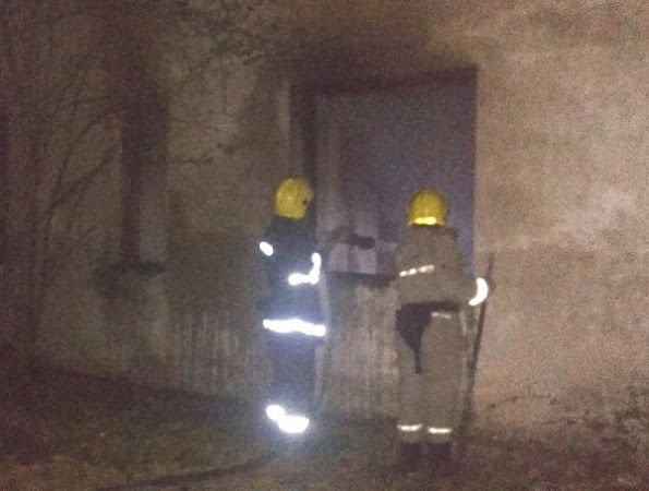 Нижньосірогозькі рятувальники ліквідували пожежу покинутої будівлі, де зберігалась солома