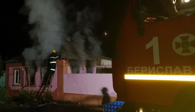 На Херсонщине ночью был подожжен дом - пожар тушили до утра