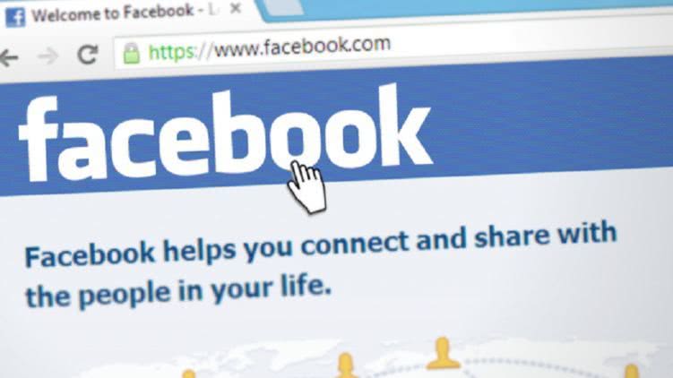 Facebook назвал ошибкой алгоритма удаление фото советского флага над Рейхстагом