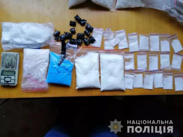 На Херсонщині поліцейські припинили діяльність інтернет-ресурсу з продажу наркотиків та вилучили наркозілля на 2 мільйони гривень