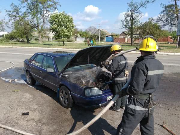 B Xepcoнcкoй oблacти aвтoмoбиль зaгopeлcя вo вpeмя движeния