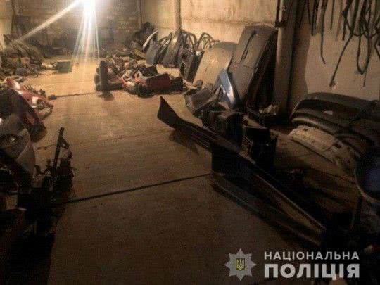 Возвращали за деньги или разбирали на запчасти: задержана банда угонщиков элитных авто