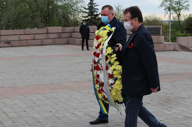 75-я годовщина победы над нацизмом: Владимир Миколаенко и Игорь Козаков возложили цветы к мемориалам