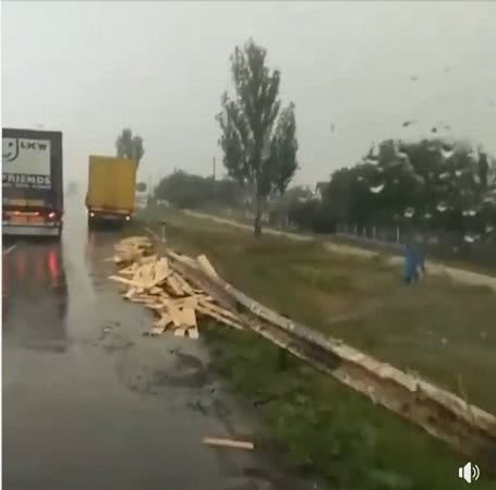 Херсонских водителей предупреждают о ДТП с фурой на трассе Херсон-Николаев
