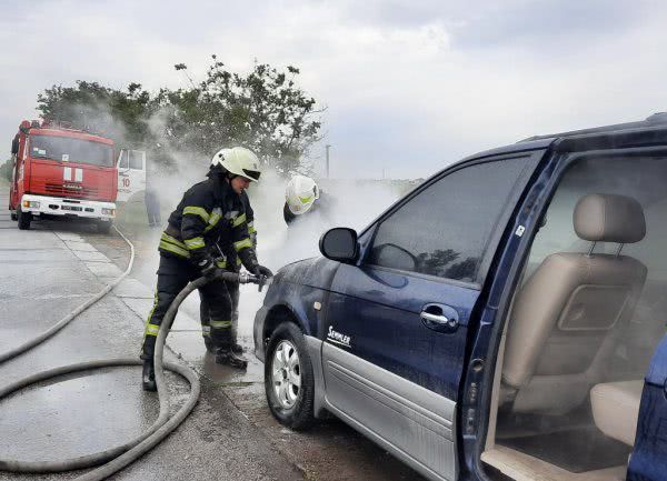 У Херсоні рятувальники гасили займання у легковому автомобілі