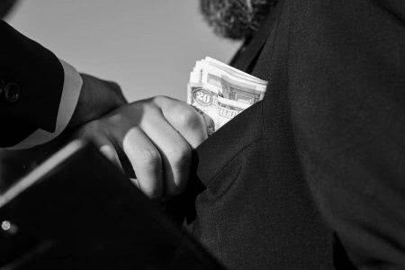 Херсонские СМИ собирают информацию относительно взяточничества чиновника управления рекламы