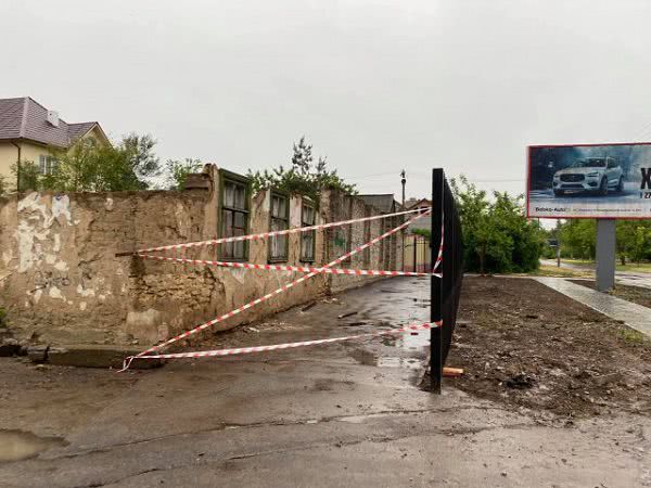 В центре Херсона владельцы дома-развалины отхватили кусок тротуара