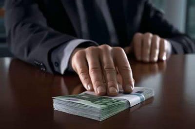 Підприємець заявляє, що чиновник міськради вимагав у неї хабар