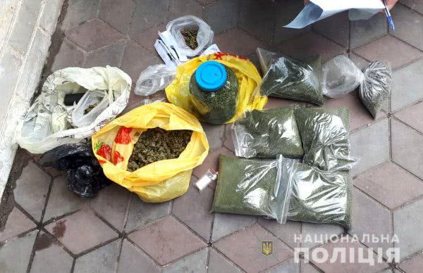 У жителя Генічеського району дільничні поліцейські вилучили понад кілограм розфасованих наркотиків