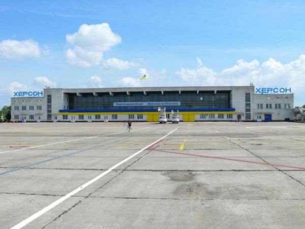 В аэропорту Херсон начали установку новой светосигнальной системы посадки