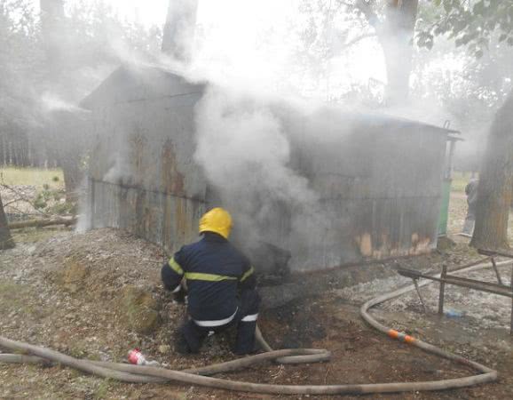 Новокаховські рятувальники ліквідували пожежу в дерев’яному вагончику